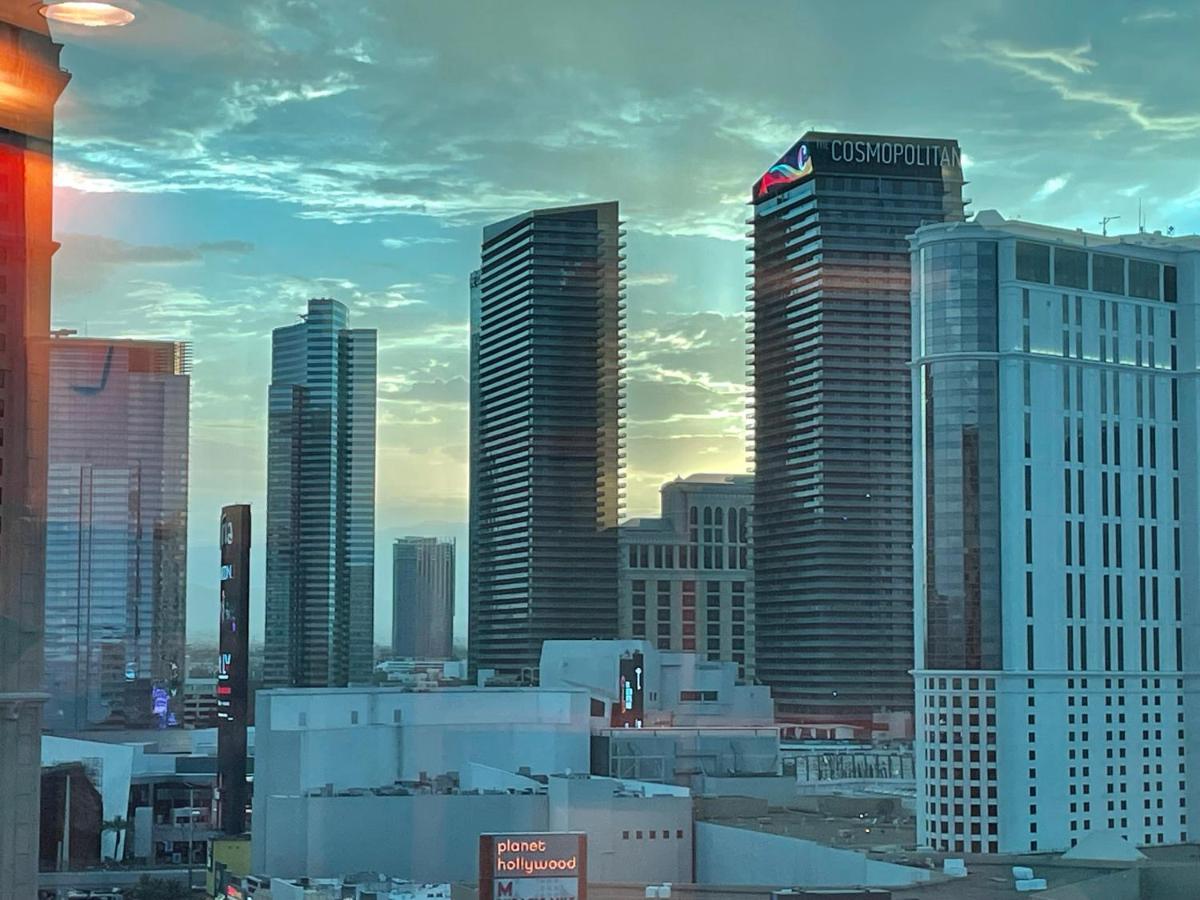 Signature Mgm Suite With Strip And Sphere View Las Vegas Exterior photo